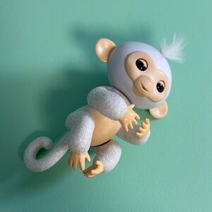 Fingerling White Glitter Monkey Interactive Toy, Kids Interactive Toy